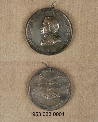 Medalla de paz de plata/anverso con busto de Zachary Taylor/reverso con pipa cruzada y hacha sobre manos entrelazadas, una con puño de uniforme de Unknown